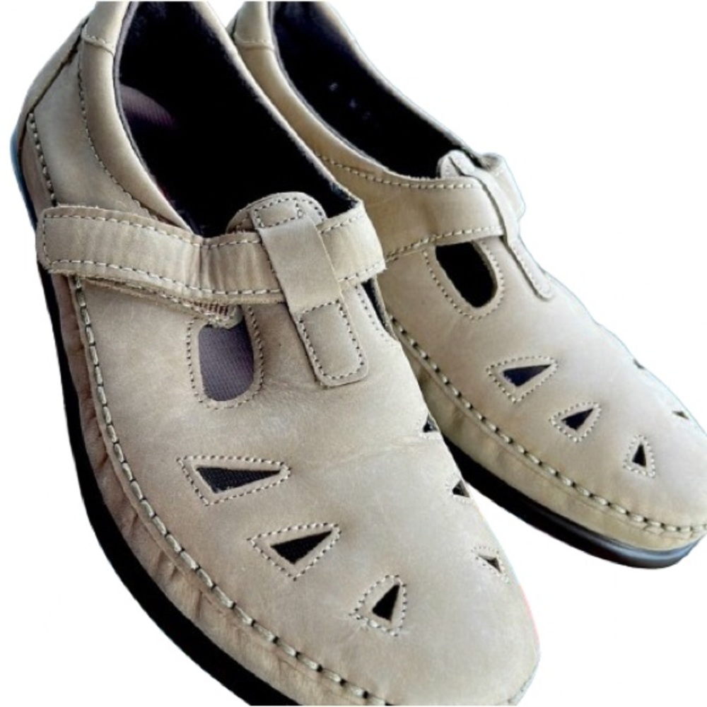 Women’s SAS Roamer - Velcro Walking Shoe - size 8 W